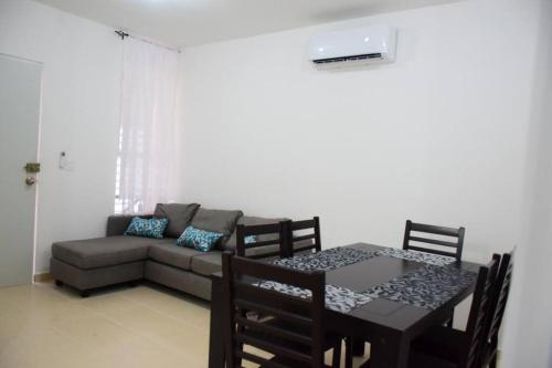 sala de estar con sofá y mesa en el Departamento residencial con lavadero Cancún, en Cancún