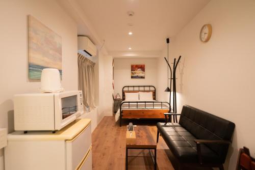 大阪市にあるYeah Room Nambaのソファとベッドのあるリビングルーム