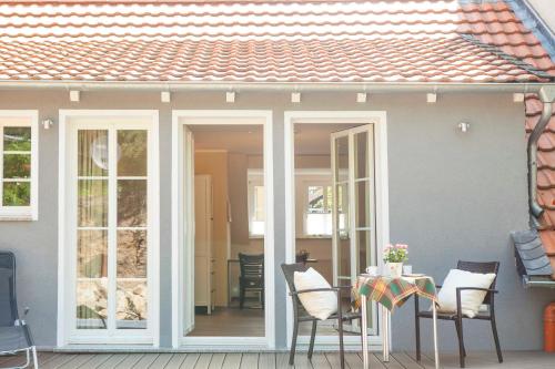 a conservatory with a table and chairs on a patio at City-Appartements Am Wall in Goslar