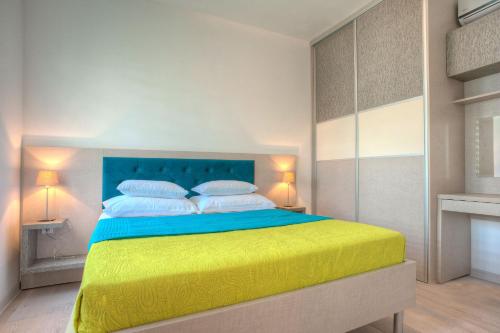 Una cama o camas en una habitación de Pržno Bay