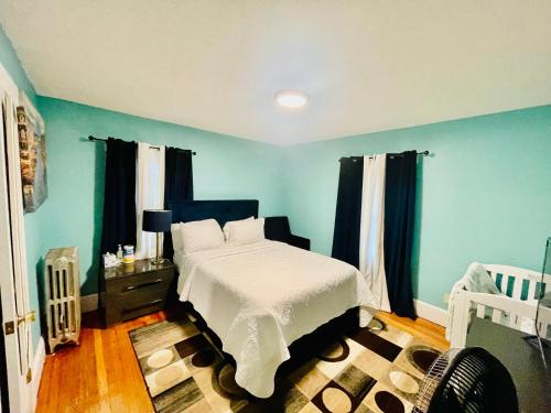 1 dormitorio con 1 cama con paredes y cortinas azules en Fearlessrose vacation Rental, en Springfield