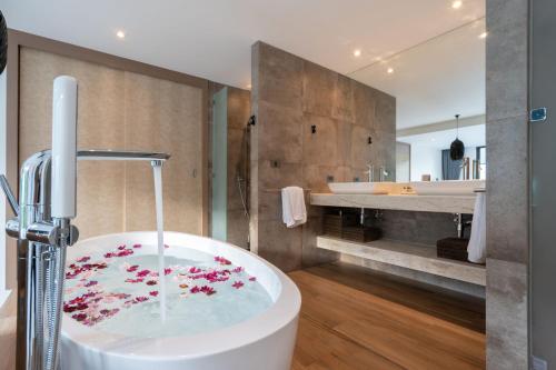 Bilik mandi di Labriz Ocean Villa Plus - Tropical Modern Living