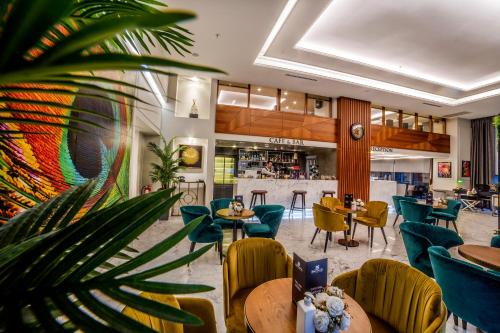 Erboy Hotel Istanbul Sirkeci في إسطنبول: مطعم بطاولات وكراسي وبار