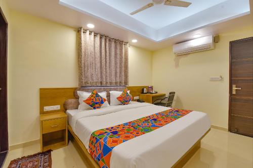um quarto com uma cama grande num quarto em FabHotel Pink City em Jaipur