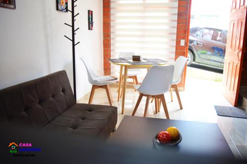 uma sala de estar com um sofá, uma mesa e cadeiras em CASA ARMONIA SALENTO em Salento