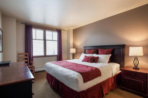Ένα ή περισσότερα κρεβάτια σε δωμάτιο στο Terrific Zephyr Mountain Lodge Condo With Beautiful Views of the Continental Divide near Mountain condo