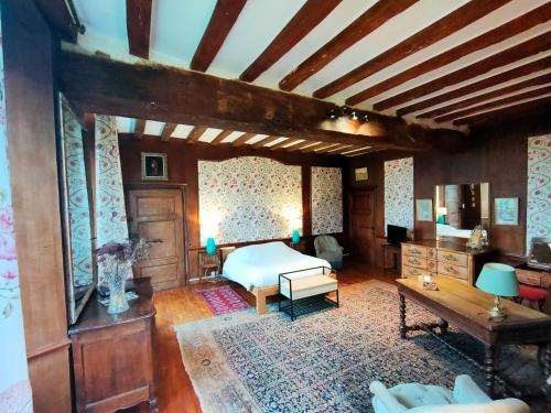 um quarto com uma cama e uma mesa em Manoir familial de la Provosterie em Ahuillé