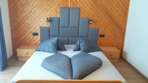 a large bed with a headboard in a room at Apartment Steirawohnzimmer in Haus im Ennstal