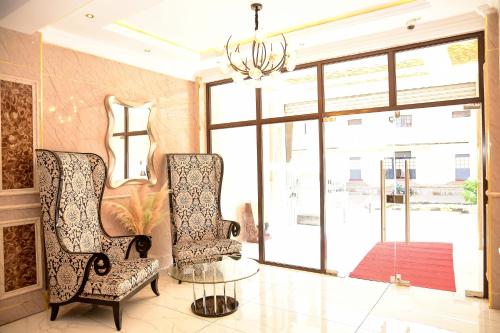 two chairs in a room with a glass table at LA BEILA HOTEL MERU in Meru