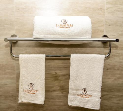 2 handdoeken op een handdoekenrek in de badkamer bij LA BEILA HOTEL MERU in Meru
