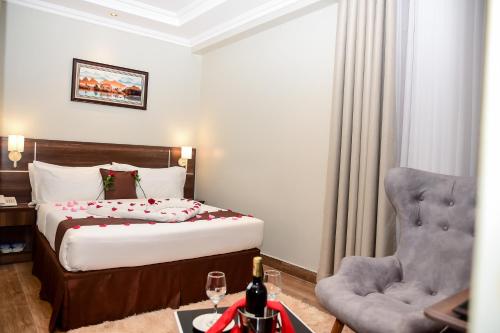 Кровать или кровати в номере LA BEILA HOTEL MERU