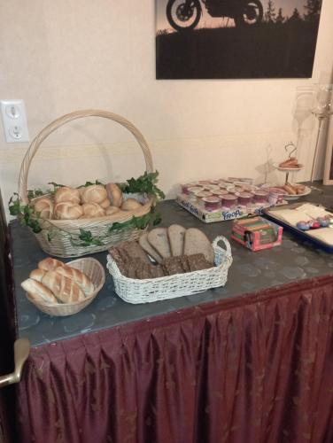 een tafel met broodmanden en gebak erop bij Gasthof Müller in Winterberg