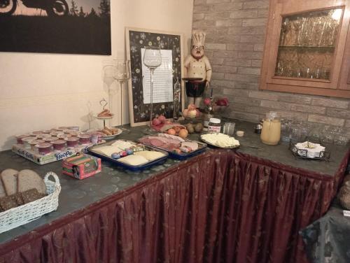 een tafel met wat eten erop bij Gasthof Müller in Winterberg