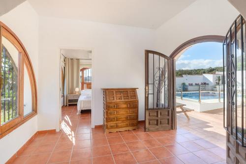 a room with a bedroom with a view of a pool at Villa Jardin Tropical in Manilva