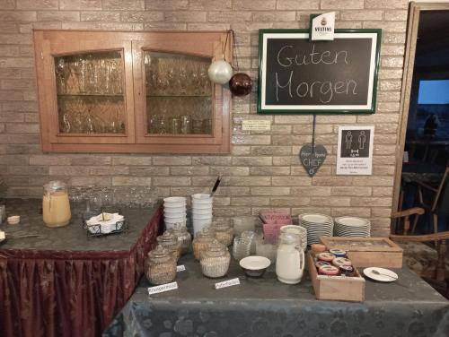 een tafel met potten en borden en een bord op een muur bij Gasthof Müller in Winterberg
