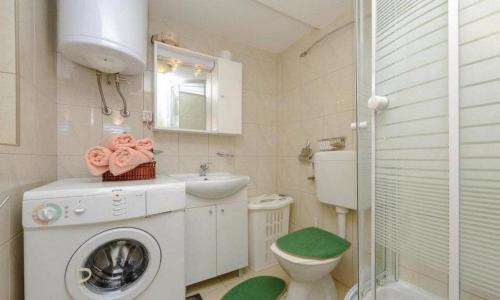 łazienka z pralką i toaletą w obiekcie Apartments Raguz w mieście Cavtat