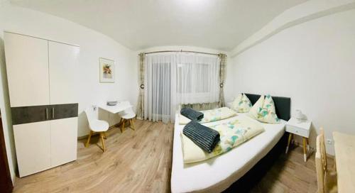 1 dormitorio con cama, mesa y escritorio en Casa Cristina en Untertweng