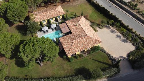 an overhead view of a house with a swimming pool at Villa Alivu di Calvi in Calvi