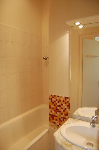 une salle de bain avec un lavabo et une baignoire et un lavabo dans l'établissement Château Le Souley, à Vertheuil-en-Médoc