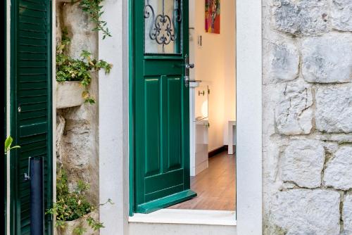 a green door on the side of a building at ToMaDi Residence in Split