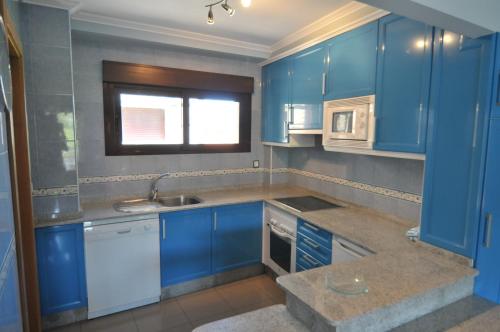 Kuchyňa alebo kuchynka v ubytovaní Apartamentos Turisticos Vilagarcía- Rio Ulla