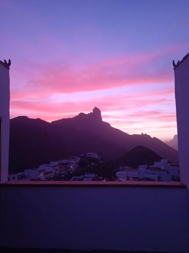 un coucher de soleil avec une montagne en arrière-plan dans l'établissement Princess Antonella 1, à Tejeda