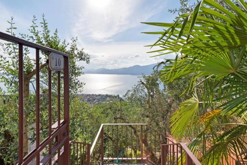- un balcon avec vue sur l'eau dans l'établissement Terrazza Torri del Benaco, à Torri del Benaco