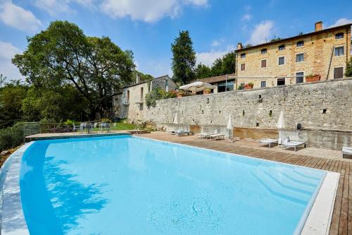 a large blue swimming pool in front of a building at Agriturismo Le Vescovane in Longare