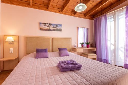 Ένα ή περισσότερα κρεβάτια σε δωμάτιο στο Maria’s home with Terrace, close to the Beach
