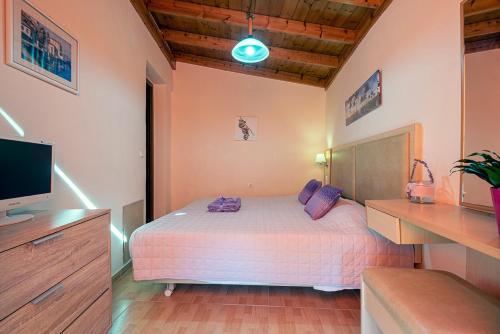 Ένα ή περισσότερα κρεβάτια σε δωμάτιο στο Maria’s home with Terrace, close to the Beach
