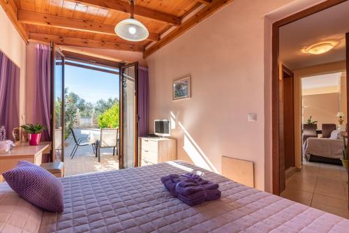 Ένα ή περισσότερα κρεβάτια σε δωμάτιο στο Maria’s home with Terrace, close to the Beach