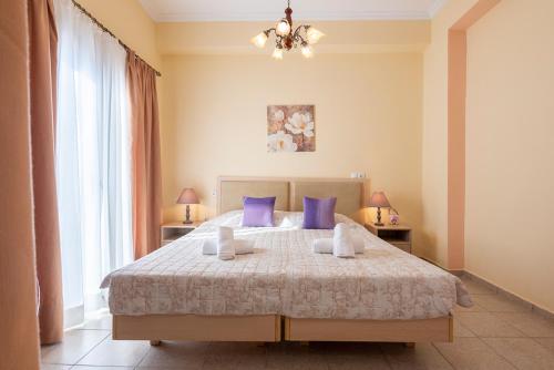 Ένα ή περισσότερα κρεβάτια σε δωμάτιο στο Maria’s home with Terrace, close to the Beach