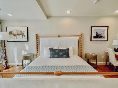 Ένα ή περισσότερα κρεβάτια σε δωμάτιο στο Zane Grey Pueblo Hotel