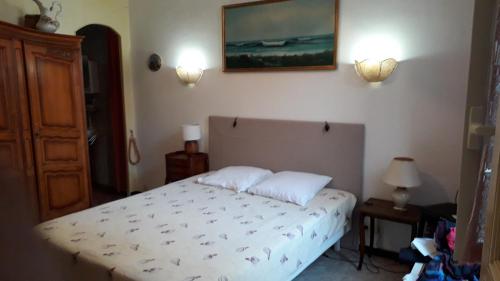 um quarto com uma cama e uma fotografia na parede em 35 ter rue du Docteur Marçon em Bandol