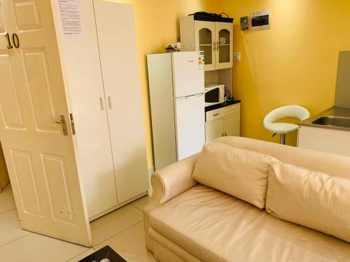 Dapur atau dapur kecil di Mowetu Guest House