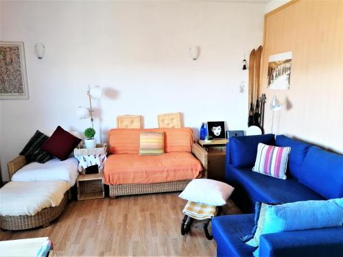 Coqueto apartamento en Osseja tesisinde bir oturma alanı