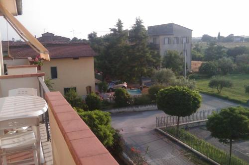 コルトーナにあるMontecchio di Cortonaの家のバルコニーから通りの景色を望めます。