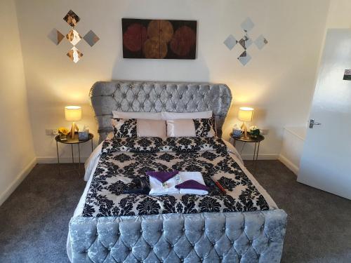 a bedroom with a bed with a blue tufted headboard at king Bed Premium luxury suite + Free Parking + Free Fast WiFi in Morley