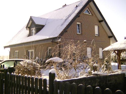 a house with a fence in front of it at Doppelzimmer im Spreewald in Burg