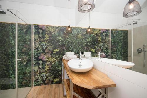 y baño con lavabo y ducha. en Apartament Zen, en Sobieszewo