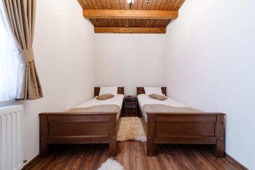 Katil atau katil-katil dalam bilik di Transylvanian Relax House