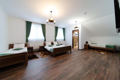 Katil atau katil-katil dalam bilik di Transylvanian Relax House