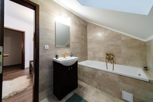 Bilik mandi di Transylvanian Relax House