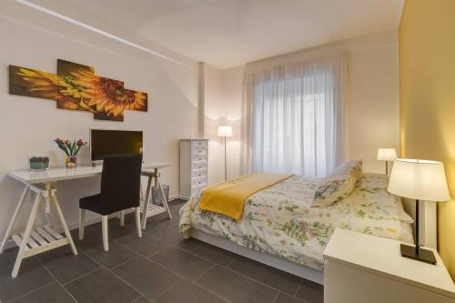 sypialnia z łóżkiem, biurkiem i komputerem w obiekcie AV Domus Vatican St.Peter B&B w Rzymie
