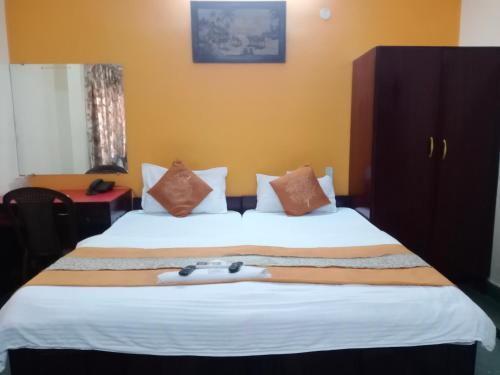 una habitación de hotel con una cama grande con un colchón blanco en Mrignayani en Gwalior