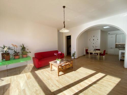 Posezení v ubytování Big Apartment With Lake View and Two Bedrooms