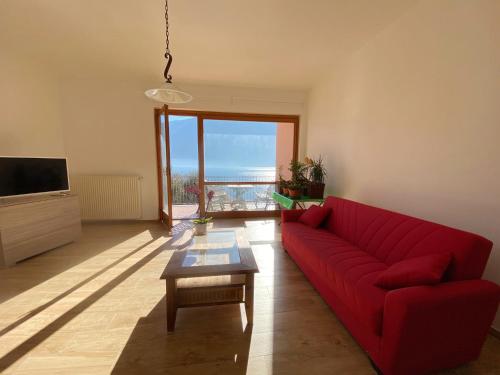 Posezení v ubytování Big Apartment With Lake View and Two Bedrooms