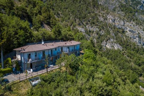 ein blaues Haus an der Seite eines Berges in der Unterkunft Appartamenti Secrel - Happy Rentals in Tremosine sul Garda