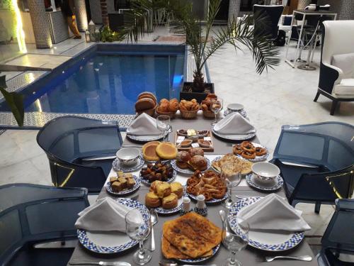 フェズにあるリヤド ブラヤの食べ物の盛り付けテーブル