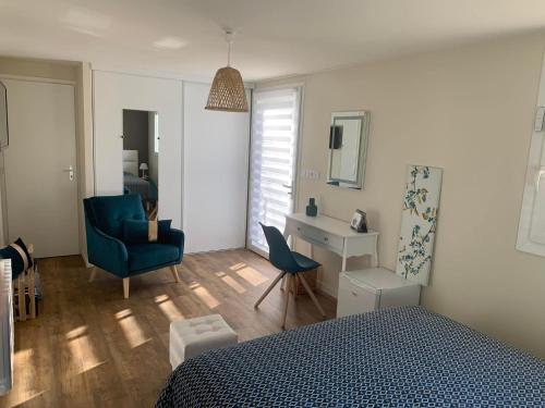 1 dormitorio con cama, silla y escritorio en Domaine de Jarentin - Chambres d'hôtes en Saint-Marcel-de-Félines